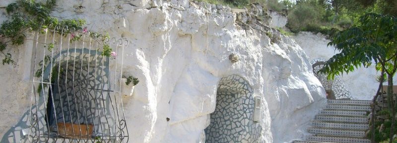 22284_the-cuevas-del-rodeo-in-rojales-cave-houses-converted-into-art-studios_1_large
