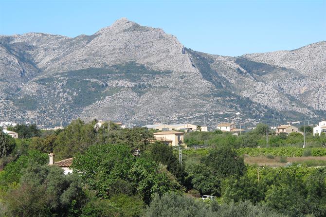 Benidoleig Roaming аrоund mountains аnd vineyards іn rural Alicante